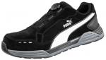 Preview: Der Schuh ist ein sportlicher, schwarzer Sneaker aus Wildleder mit grauen und weißen Akzenten. Er hat eine Schnellschnürung mit einem speziellen Verschluss und eine gepolsterte Sohle.