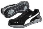 Preview: Das Bild zeigt einen schwarzen Sportschuh mit grauen und weißen Akzenten. Er hat eine flache Sohle mit gutem Profil und einen einzigartigen Schnürmechanismus statt herkömmlichen Schnüren.