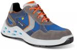 Preview: Der Schuh ist ein sportlicher Sneaker in grau, blau und orange. Er hat eine gepolsterte Sohle mit runder Form und kleine Löcher für Belüftung. Die Schnürsenkel sind orange.