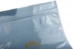 Preview: Das Bild zeigt eine transparente, gefaltete Plastiktüte mit einer glatten Oberfläche und einem gelben Aufdruck. Die Tüte hat einen Reißverschluss oben.