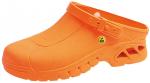 Preview: Es handelt sich um einen leuchtend orangefarbenen Clog. Der Schuh hat eine geschlossene Zehenpartie, eine offene Ferse und ein verstellbares Riemchen. Die Sohle ist profilierter für besseren Halt.