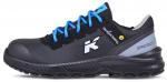 Preview: Der Schuh ist schwarz mit blauen Schnürsenkeln. Die Sohle ist robust und strukturiert. Eine weiße Logoprint versehen ihn. Der Schuh hat eine verstärkte Zehenkappe für Schutz.