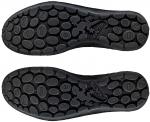 Preview: Das Bild zeigt die Sohle von zwei Schuhen. Sie sind schwarz mit vielen kleinen runden Noppen und einem geprägten Gecko-Motiv in der Mitte. Die Sohle hat einen flexiblen und rutschfesten Look.