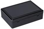 Preview: Es handelt sich um eine rechteckige, schwarze Box mit einem flachen Deckel. Die Oberfläche ist glatt und glänzend. Die Box hat eine klappbare oder abnehmbare Verschlussmechanik.