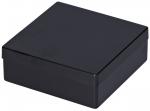 Preview: Das Bild zeigt eine quadratische, schwarze Box. Sie hat einen flachen Deckel und eine glatte Oberfläche, die glänzend wirkt. Die Kanten sind rechtwinklig und die Box steht stabil.