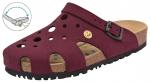 Preview: Der Schuh ist ein rot-brauner Clog mit runden Löchern für Belüftung. Er hat eine bequeme Korksohle, einen Riemen mit Schnalle und eine rutschfeste Sohle. Ideal für den Alltag.