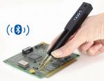 Preview: Das Bild zeigt eine Hand, die eine digitale Zange hält, die auf einer grünen Leiterplatte arbeitet. Neben der Zange ist ein Bluetooth-Symbol abgebildet.