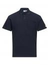 Preview: Das Bild zeigt ein schlichteres, dunkelblaues Poloshirt. Es hat einen Kragen, eine kurze Knopfleiste und eine Brusttasche auf der linken Seite. Ein kleines Logo ist am rechten Ärmel angebracht.