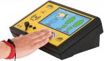 Preview: Das Bild zeigt ein interaktives Gerät mit einem Touchscreen. Eine Hand liegt auf dem Gerät. Auf dem Bildschirm sind Symbole für Kleidung und Schuhe abgebildet, die Informationen anzeigen.