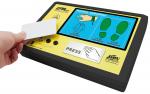 Preview: Das Bild zeigt ein elektronisches Messgerät mit einem großen Touchscreen. Eine Hand hält eine Karte neben dem Gerät, das gelbe und schwarze Elemente hat. Auf dem Bildschirm sind Symbole und Werte sichtbar.