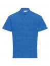 Preview: Das Bild zeigt ein kurzes, blaue Poloshirt. Es hat einen klassischen Kragen, drei Knöpfe und eine einfache, gerade Form. Auf einem Ärmel befindet sich ein kleines Logo.