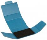 Preview: Das Bild zeigt eine blau-weiße Kartonverpackung, die geöffnet ist. In der Mitte liegt ein schwarzes, rechteckiges Stück Material, vermutlich Schaumstoff.