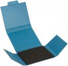 Preview: Das Bild zeigt eine blaue Verpackung, die offen ist. Darin liegt ein schwarzes, rechteckiges Stück Material. Die Verpackung hat eine flache Oberseite und zwei seitliche Klappen.