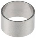 Preview: Das Bild zeigt einen glänzenden, runden Metallring. Er hat eine gleichmäßige, glatte Oberfläche und ist innen hohl. Der Ring hat eine mittlere Breite und erscheint robust.