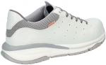 Preview: Der Schuh ist ein grauer Sneaker aus glattem Material mit luftigen Mesh-Einsätzen. Er hat flache Schnürsenkel und eine profilierte, helle Sohle für guten Halt.