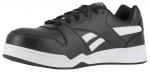 Preview: Der Schuh ist ein sportschicker, schwarz-lederner Sneaker mit weißen Seitenstreifen. Er hat flache Schnürsenkel und eine breite, weiße Sohle. Ideal für sportliche Aktivitäten.