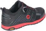 Preview: Der Schuh ist schwarz mit roten Akzenten. Er hat ein modernes Design und eine spezielle Schnürtechnologie (BOA). Die Sohle ist gelb markiert und sorgt für gute Griffigkeit.