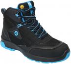 Preview: Der Schuh ist ein schwarzer, hoher Wanderschuh mit blauen Details. Er hat eine robuste Gummisohle und ist mit Schnürsenkeln ausgestattet, die in Blau gehalten sind. Die Oberfläche wirkt strapazierfähig.