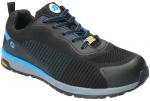 Preview: Der Schuh ist schwarz mit blauen Akzenten. Er hat eine sportliche Form, eine strukturierte Oberfläche und eine dämpfende Sohle. Die Schnürsenkel sind ebenfalls schwarz und blau.