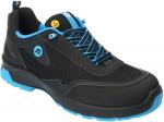 Preview: Der Schuh ist schwarz mit blauen Akzenten. Er hat eine gepolsterte Zunge, eine atmungsaktive Oberfläche und eine griffige, blaue Sohle. Die Schnürsenkel sind ebenfalls blau.