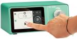 Preview: Das Bild zeigt ein grünes Gerät mit einem Touchscreen. Eine Hand berührt den Bildschirm. Auf dem Display sind Zahlen und Symbole zu sehen, die verschiedene Einstellungen anzeigen.