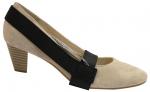 Preview: Der Schuh ist ein beigefarbener, eleganter Pumps aus Wildleder mit einem quadratischen Ausschnitt. Er hat einen mittelhohen, gestreiften Absatz und eine schwarze, breite Schlaufe über dem Vorderfuß.